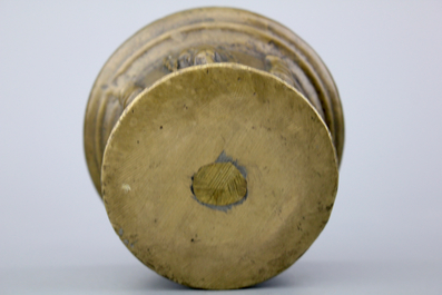 Un mortier en bronze aux t&ecirc;tes de lions et 3 pilons, 17&egrave;me si&egrave;cle